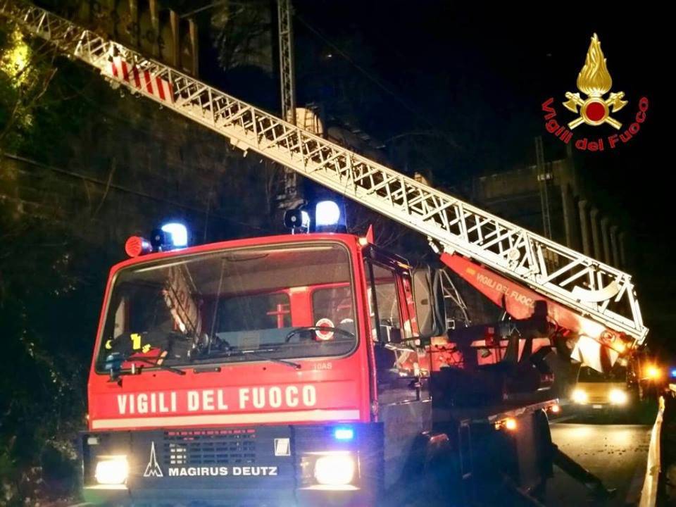 L\'autoscala dei vigili del fuoco volontari di Luino