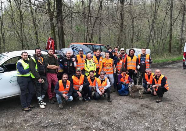 Enduristi raccolgono i rifiuti