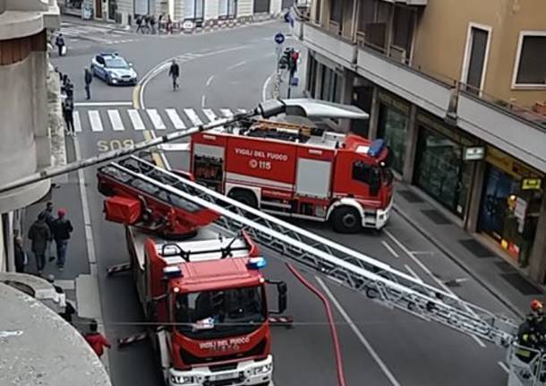 Incendio tetto in via Piave a Varese