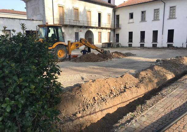 I lavori alla pavimentazione del piazzale comunale di Olgiate Olona