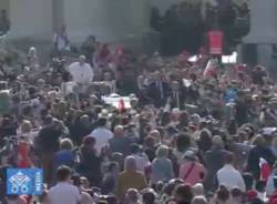 Quattro ragazzi di Gallarate sulla papamobile con Papa Francesco