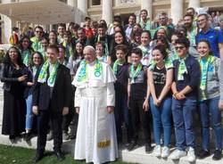 Quattro ragazzi di Gallarate sulla papamobile con Papa Francesco