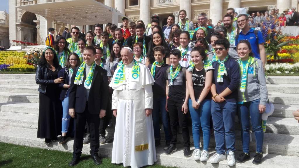 Quattro ragazzi di Gallarate sulla papamobile con Papa Francesco