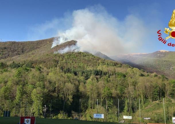 L\'incendio nel boschi di Dumenza