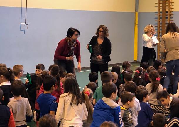 Consegnate le borracce in alluminio nelle scuole di Tradate