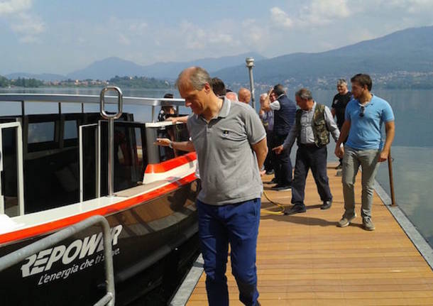 La barca elettrica attracca a Cazzago Brabbia