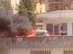 auto in fiamme