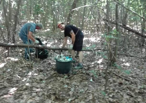 Sindaco e volontari ripuliscono il bosco del Rugareto dopo le retate dei Carabinieri