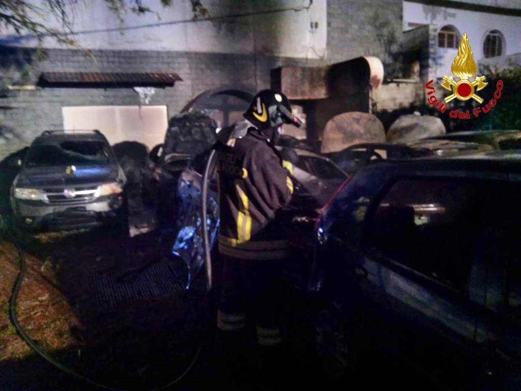 Auto in fiamme nella notte