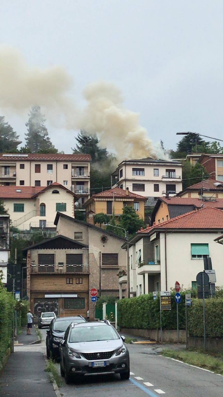 Incendio di un tetto a Biumo Superiore