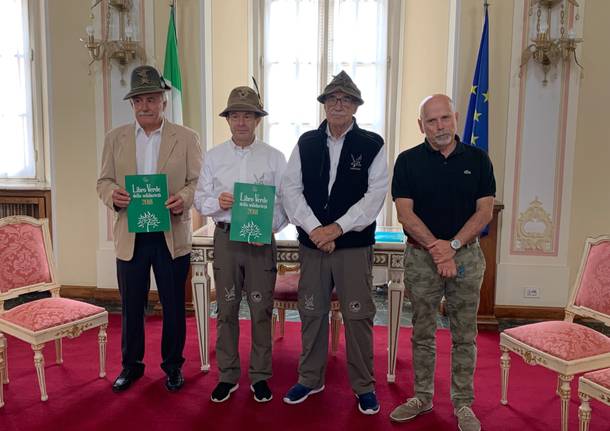 gli alpini consegnano il libro verde al vicesindaco