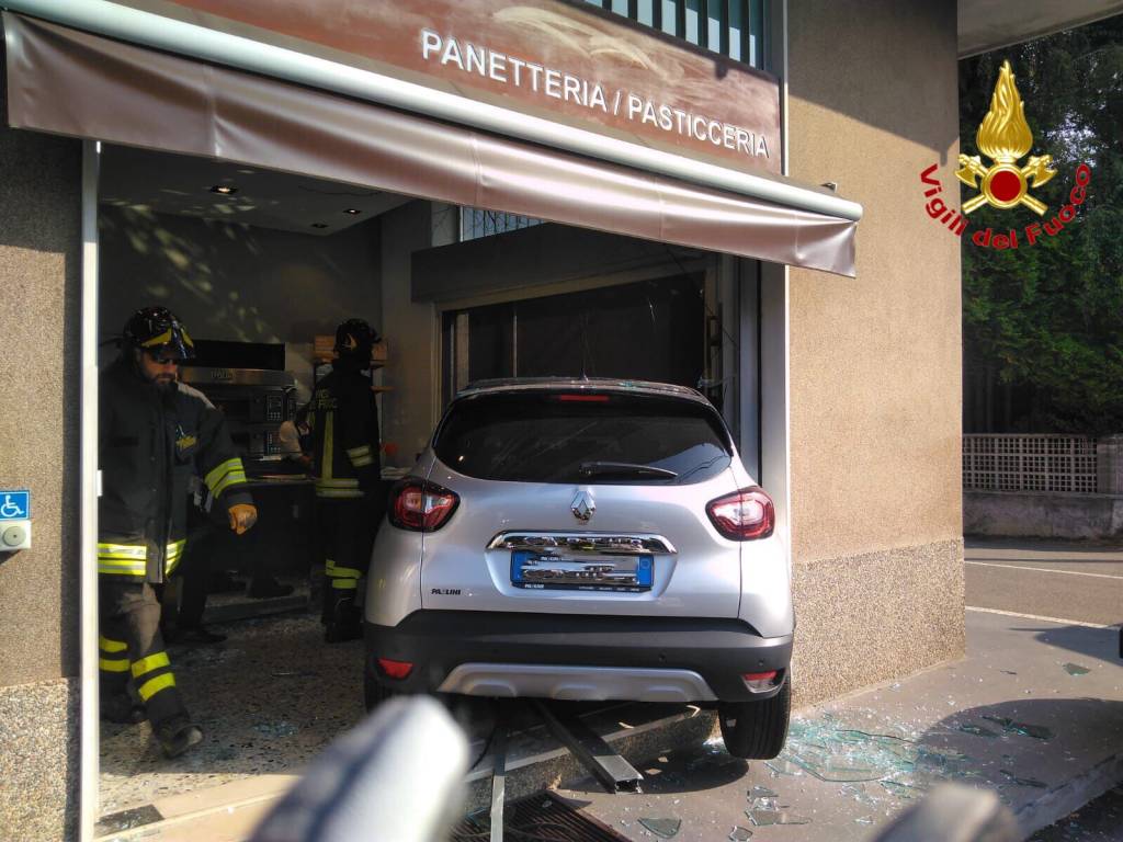 L'auto entra nella panetteria