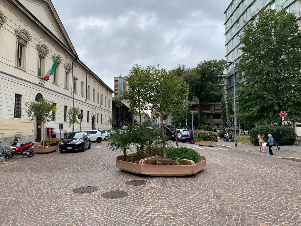 Nuovi parcheggi davanti al comune di Busto