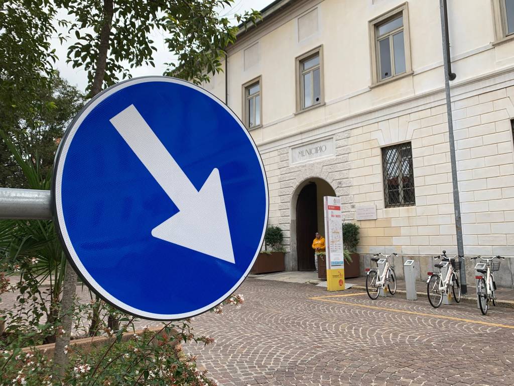 Nuovi parcheggi davanti al comune di Busto