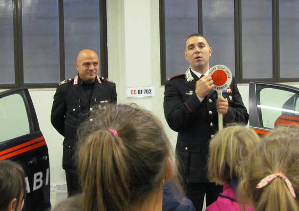 Gli alunni della Galilei in visita alla caserma dei carabinieri - foto di Michaela Tedde