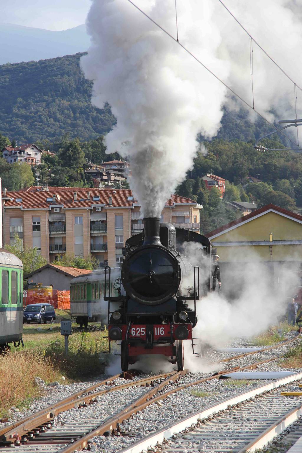 Il treno a vapore arriva a Luino