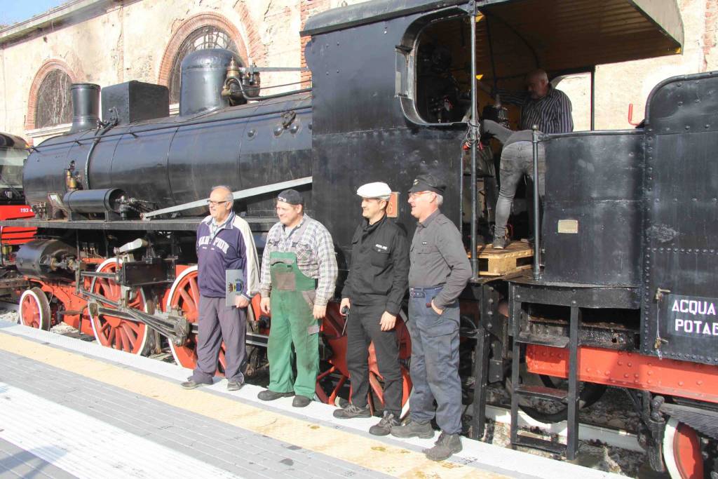 Il treno a vapore arriva a Luino