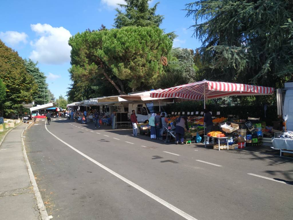 Mercato di Saronno, spostate le bancarelle in piazza dei Mercanti