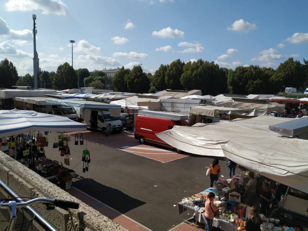 Mercato di Saronno, spostate le bancarelle in piazza dei Mercanti