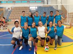 squadra vincitrice torneo europeo di volley insieme al liceo tosi