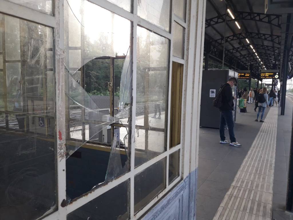 stazione fs busto vandalismi