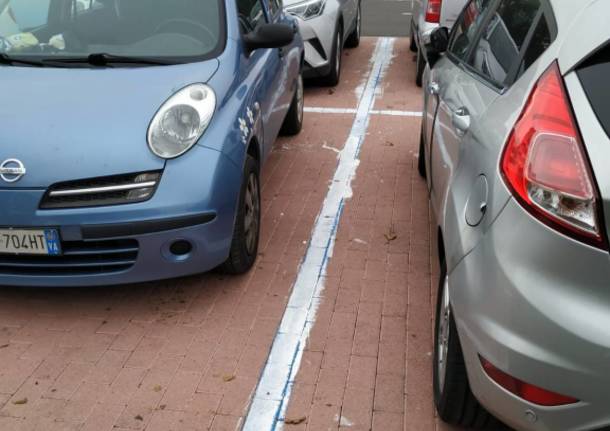 Strisce blu dipinte di bianco in piazza dei Mercanti