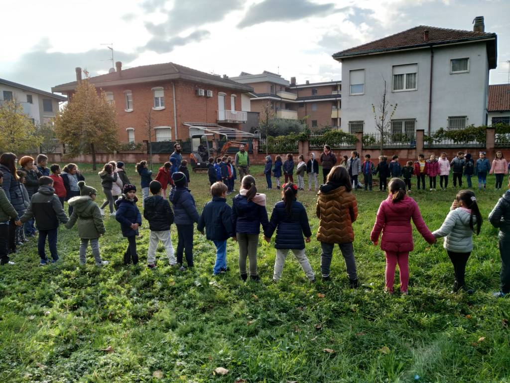 Caronno Pertusella: festa dell’albero con i piccoli della scuola sant’Alessandro