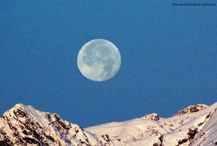 La luna sopra la Forcora - foto di Simone Riva Berni