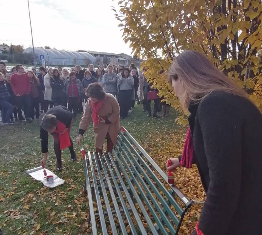 La panchina rossa all'università Insubria