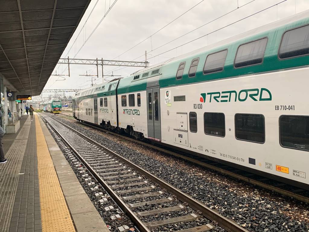 Trenord treno stazione pioggia maltempo 