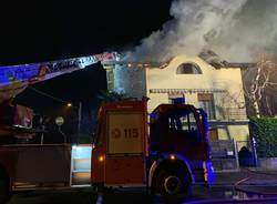 Casa in fiamme a Venegono Superiore