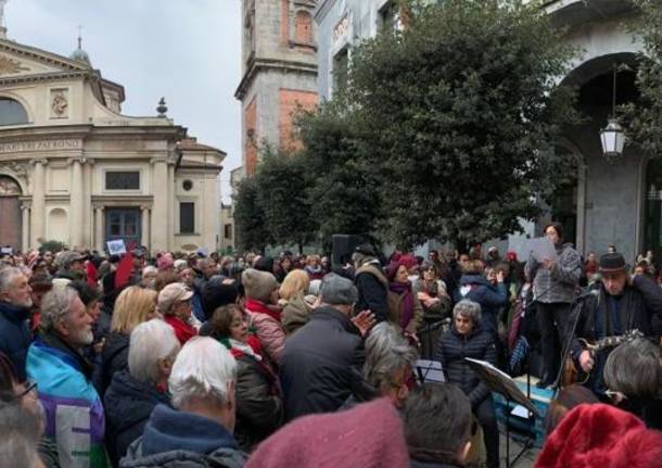 Le sardine in piazza a Varese