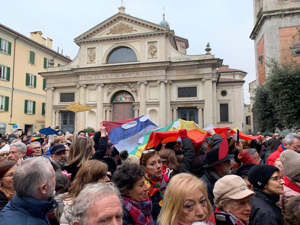 Le sardine in piazza a Varese