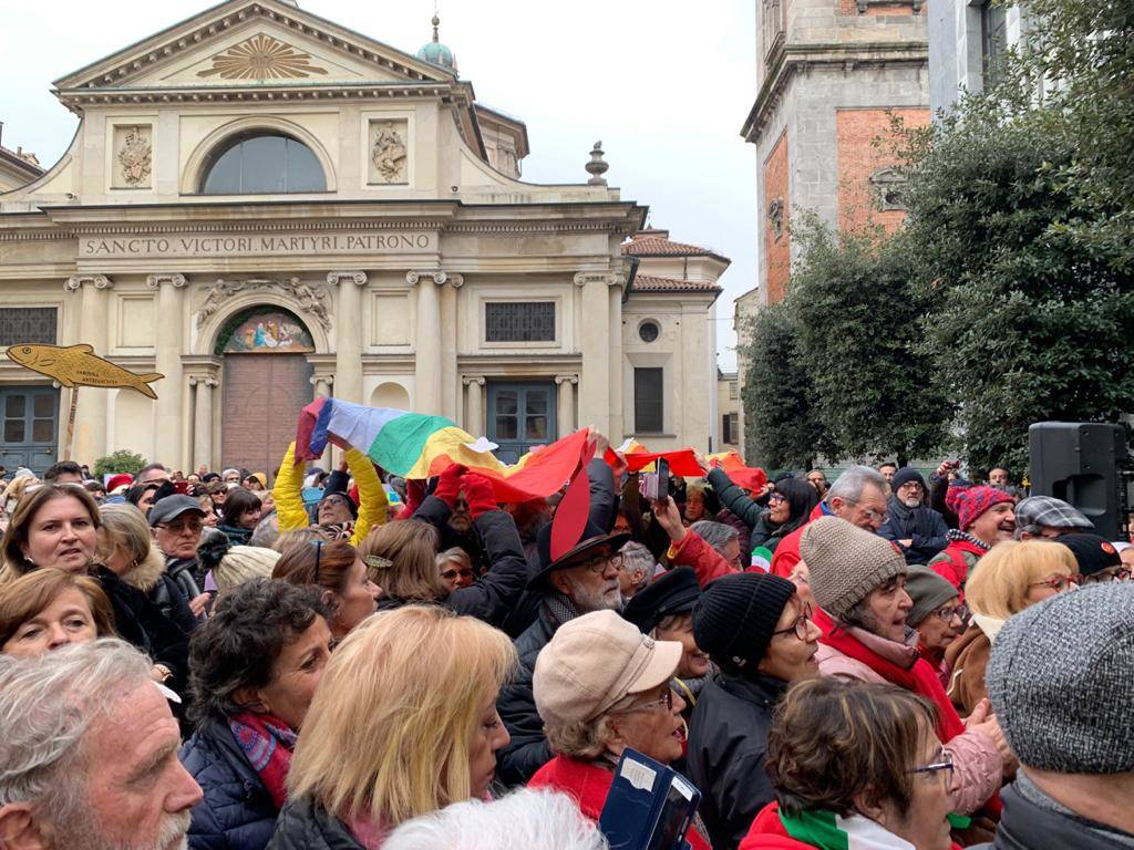 Le sardine in piazza a Varese