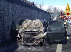 auto in fiamme in autolaghi