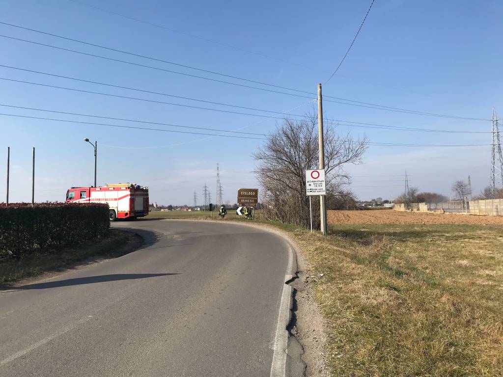 Brucia un campo nei pressi del D'Ambros a Cislago 