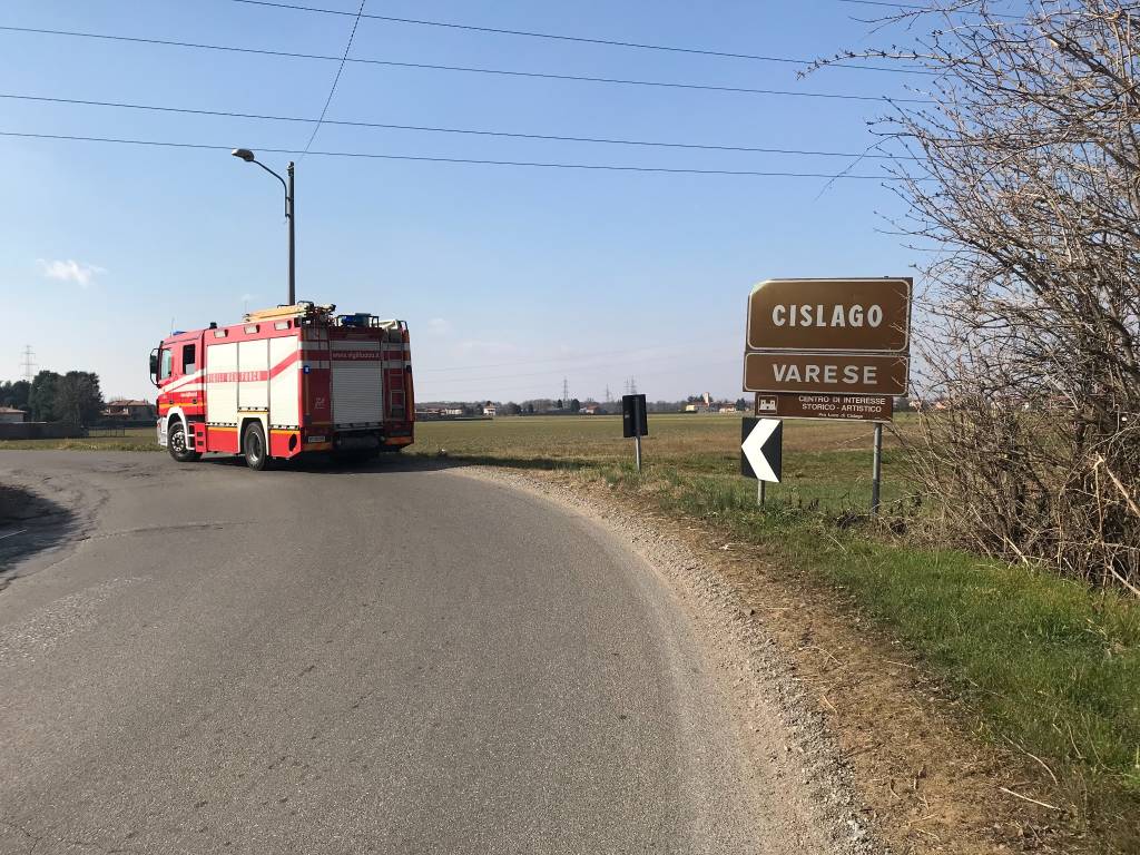 Brucia un campo nei pressi del D'Ambros a Cislago 