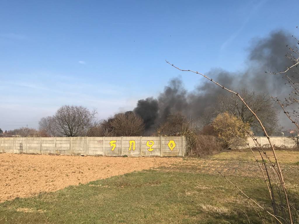 Brucia un campo nei pressi del D'Ambros a Cislago 