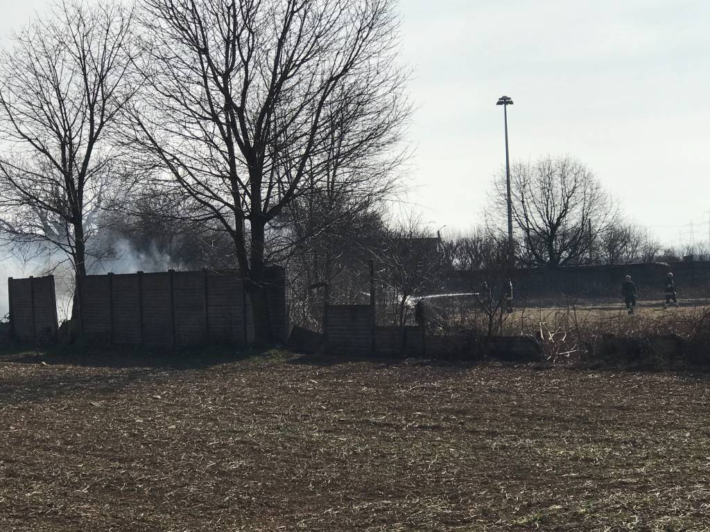 Brucia un campo nei pressi del D'Ambros a Cislago 