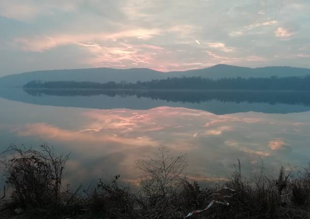 Riflessi “Sottosopra” al Lago di Comabbio