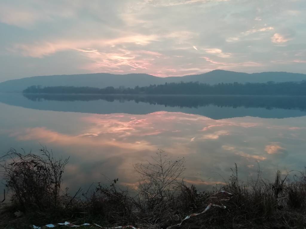 Riflessi \"Sottosopra\" al Lago di Comabbio