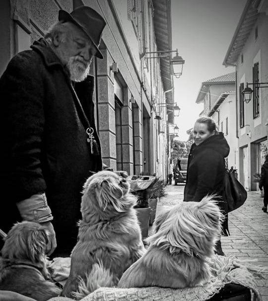 Centro di Saronno, personaggio in via San Cristoforo (foto di Emanuele Santagostino)