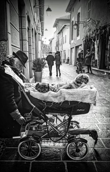 Centro di Saronno, personaggio in via San Cristoforo (foto di Emanuele Santagostino)