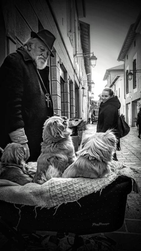 Centro di Saronno, personaggio in via San Cristoforo (foto di Emanuele Santagostino)