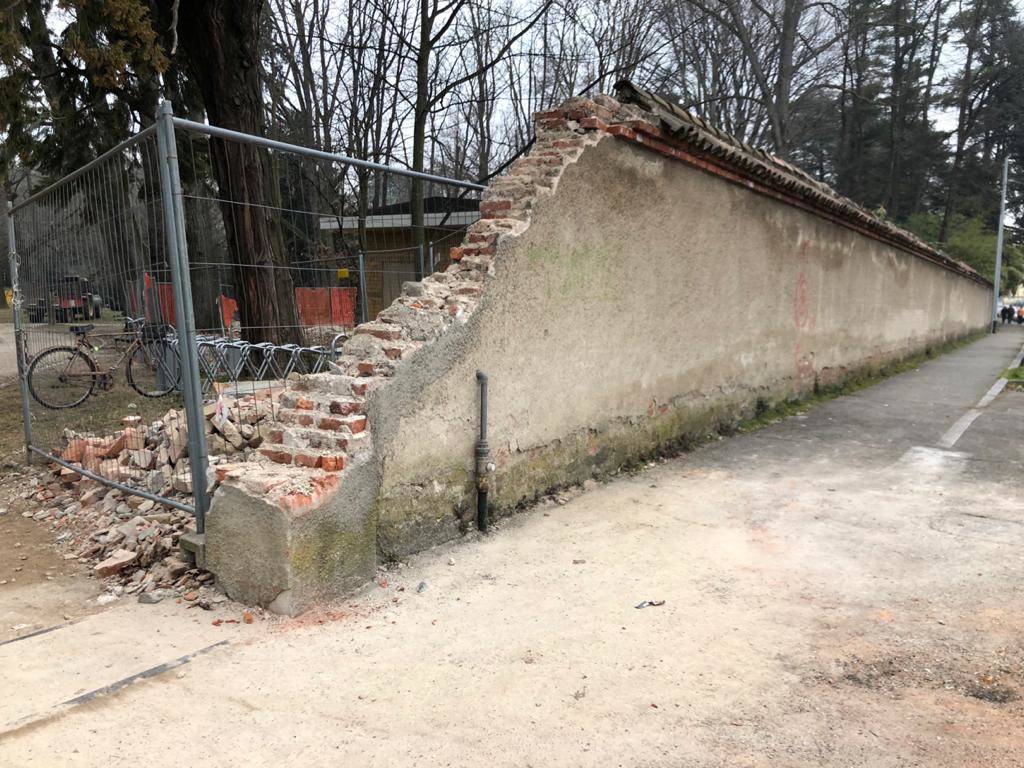 Crollo muro di cinta parco Bassetti