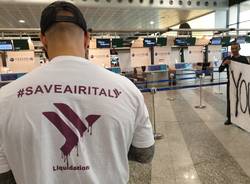 I flash mob a Malpensa contro la chiusura di Air Italy