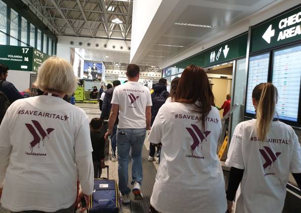 I flash mob a Malpensa contro la chiusura di Air Italy