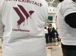 I flash mob a Malpensa contro la chiusura di Air Italy