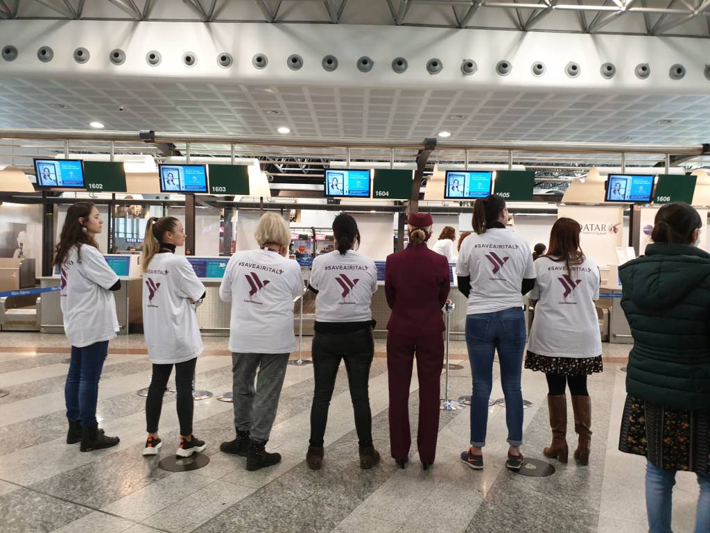 I flash mob a Malpensa contro la chiusura di Air Italy