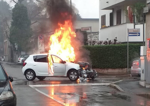 Incidente in via Genova, auto prende fuoco